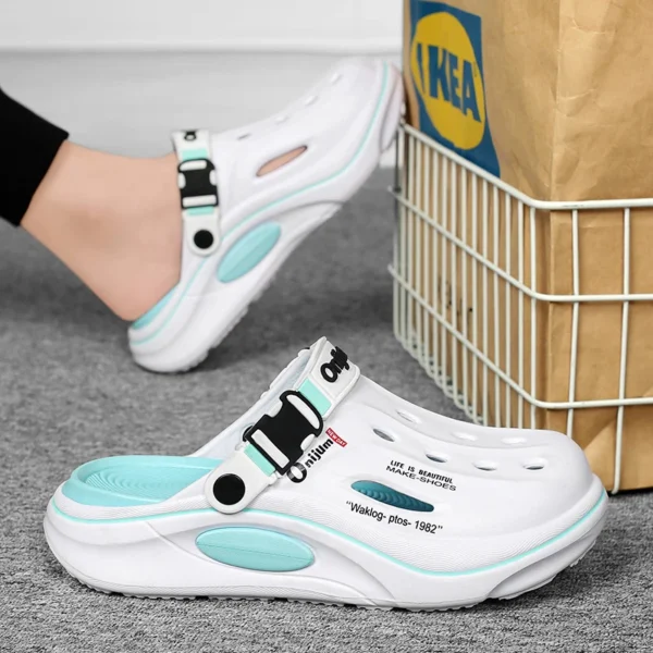 New Classic Summer Clogs Men Slipper Breathable Garden Shoes EVA Outdoor Comforty Beach Slides Home Sandals Antiskid Slippers
